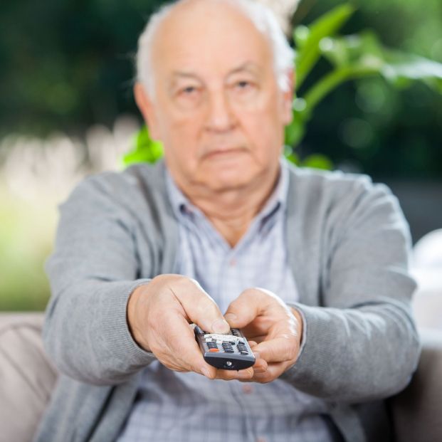 Un hombre viendo la televisión. Fuente: Bigstock