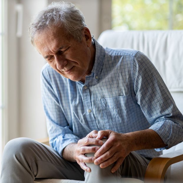 Un hombre con dolor de rodilla por osteoporosis. Fuente: Bigstock