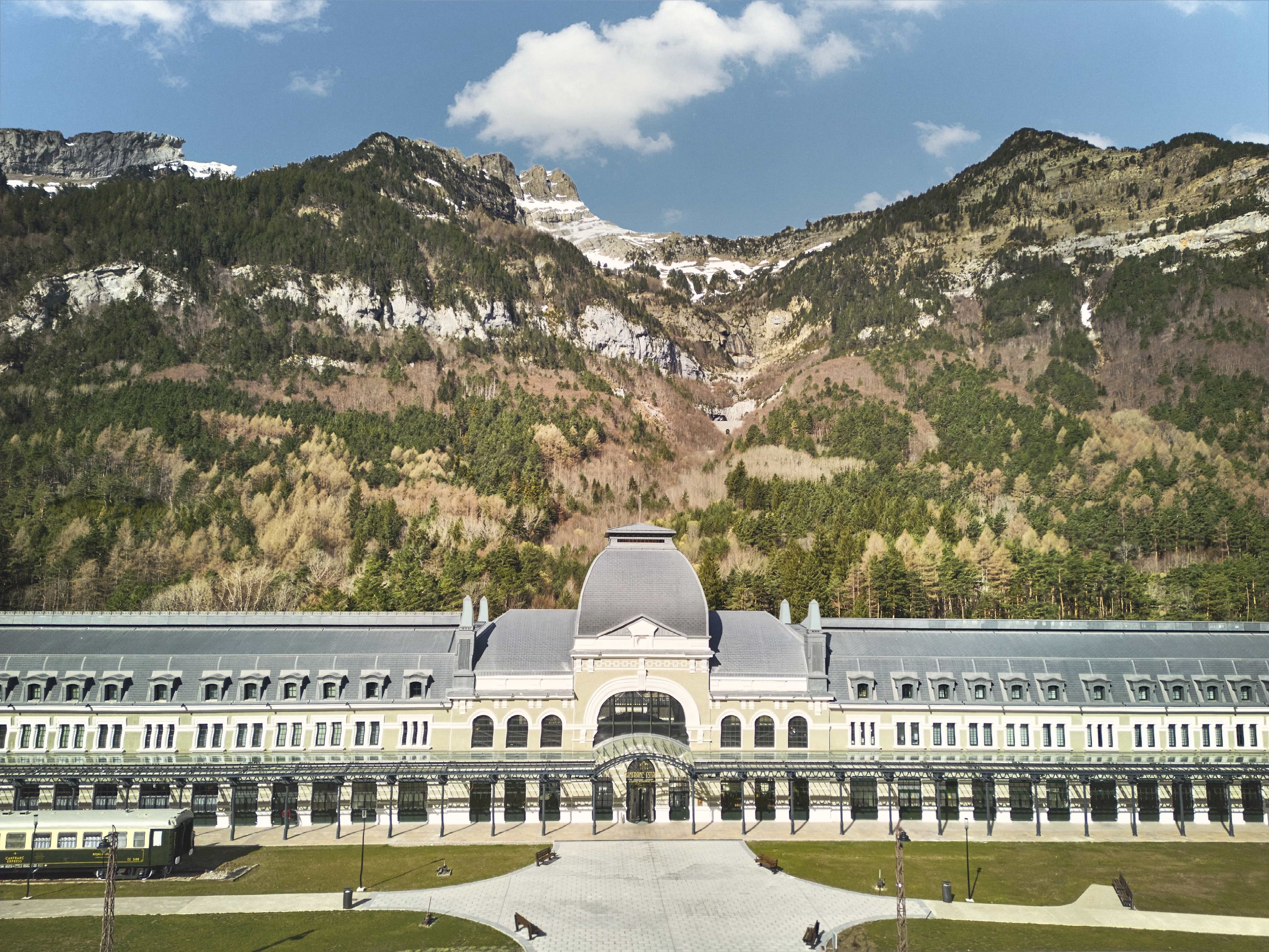 El hotel de cinco estrellas en los Pirineos que fue una estación de tren (Barceló Hotel Group)