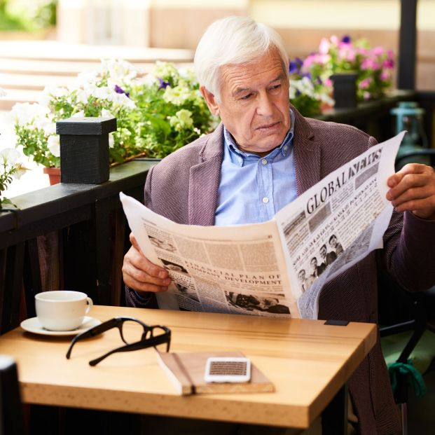 Hombre tomando un café en el desayuno. Fuente: Bigstock