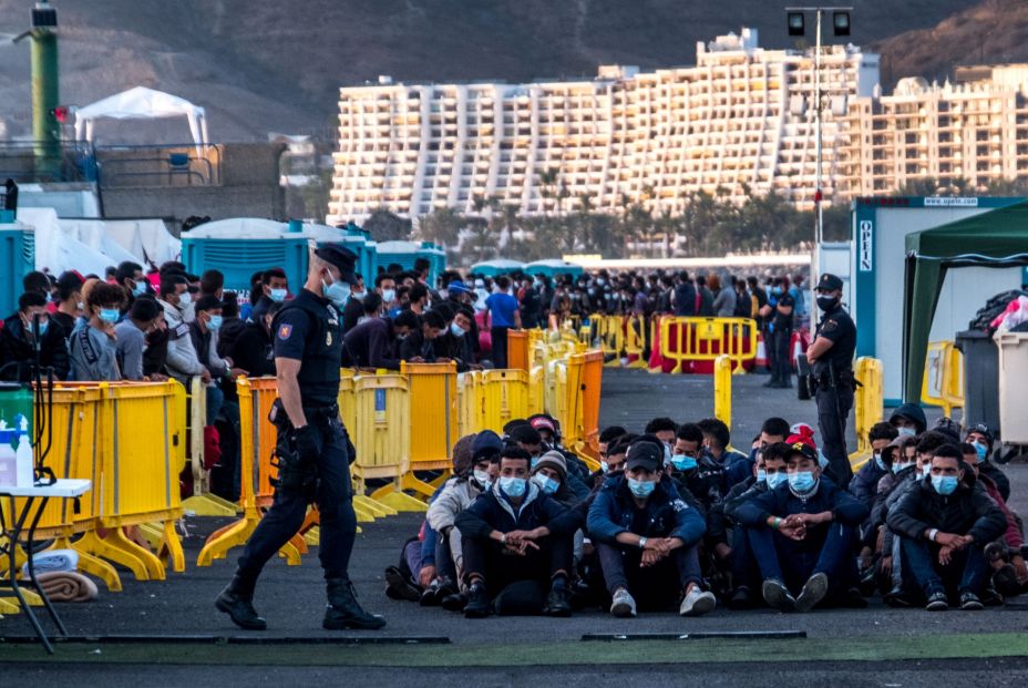 Hasta 2.600 migrantes llegaron a dormir sobre el suelo, hacinados en 3.000 m2, muchos detenidos durante semanas tras las 72 horas legales de detención policial. Muelle de Arguineguín. Gran Canaria 2020 © Javier Bauluz  016 DSCF8285 (1)