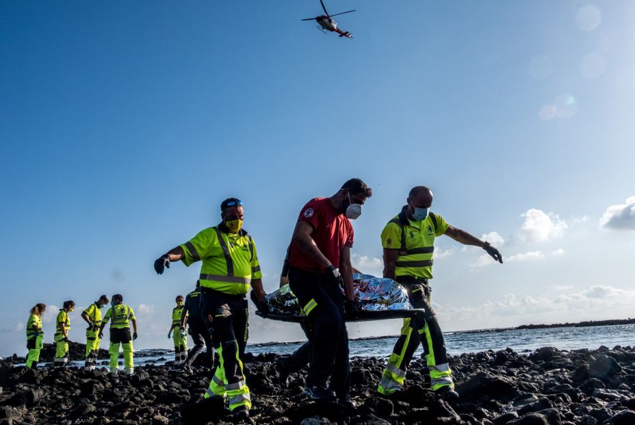 Naufragio en la orilla de Europa. Ocho personas seahograon a pesar de que los vecinos de  Órzola se tiraron al mar, denoche, y salvaron a 30 personasLanzarote, Canarias  © Javier Bauluz 099 DSCF0609 (1)