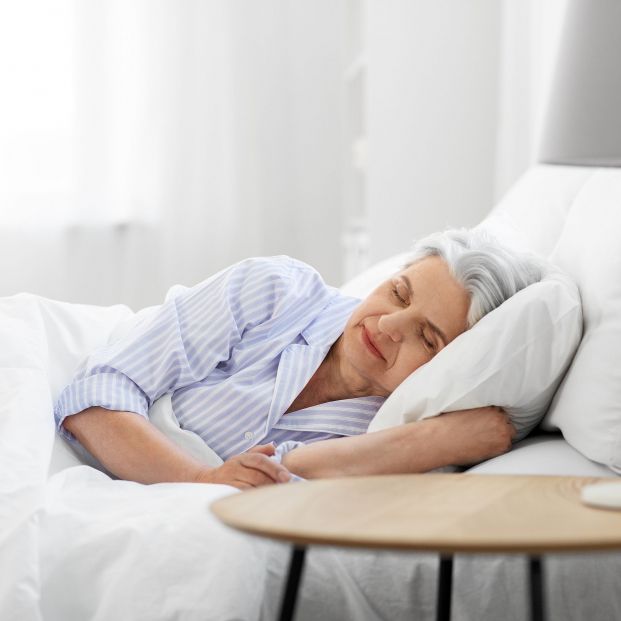 Una mujer durmiendo en la cama. Fuente: Bigstock