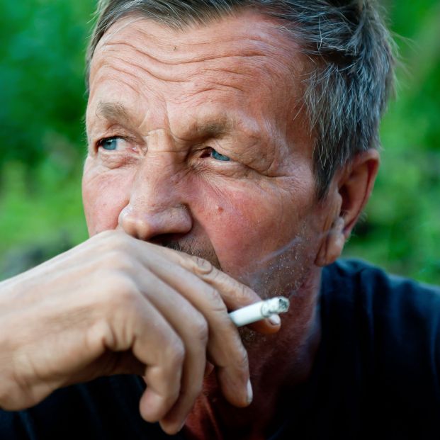 Un hombre fumando. Fuente: Bigstock