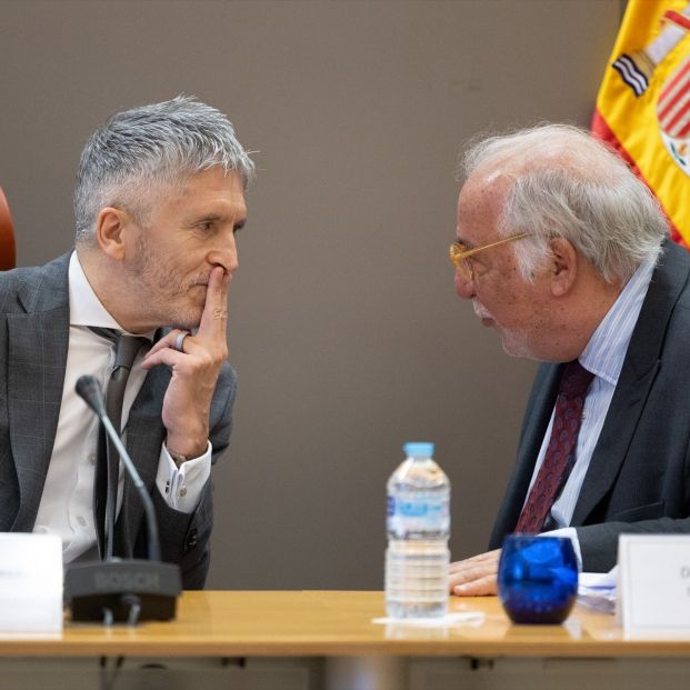 El ministro del Interior, Fernando Grande-Marlaska, y el director general de Tráfico, Pere Navarro, durante la presentación del balance provisional de siniestralidad en la sede de la DGT. Fuente: Eduardo Parra / Europa Press