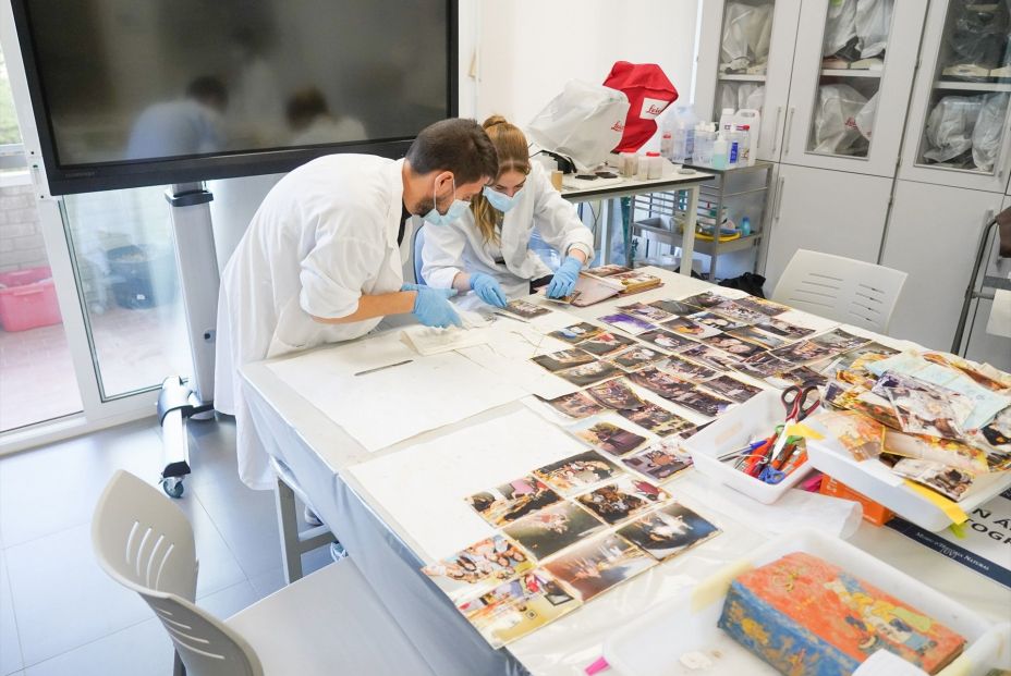 EuropaPress 6348658 voluntarios universidad valencia trabajan reparando fotografias familiares