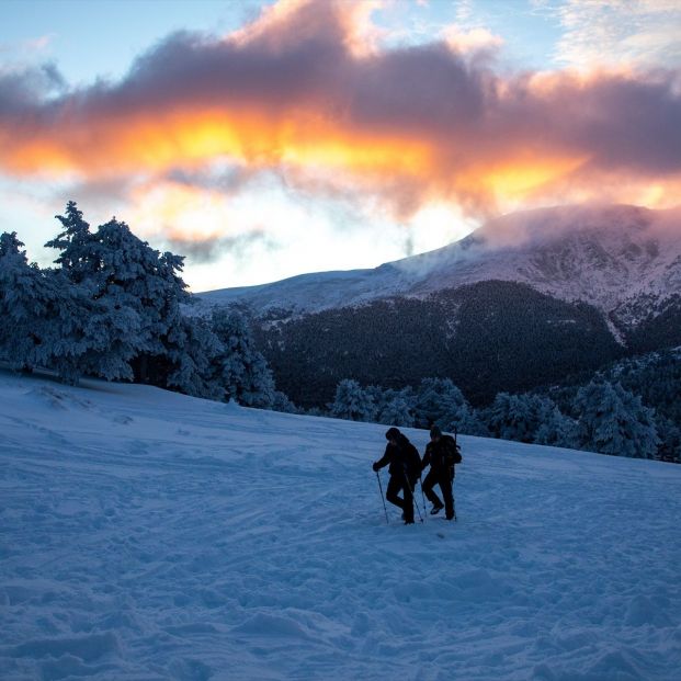 EuropaPress 6403834 dos esquiadores sierra guadarrama enero 2024 madrid espana fin semana nieve