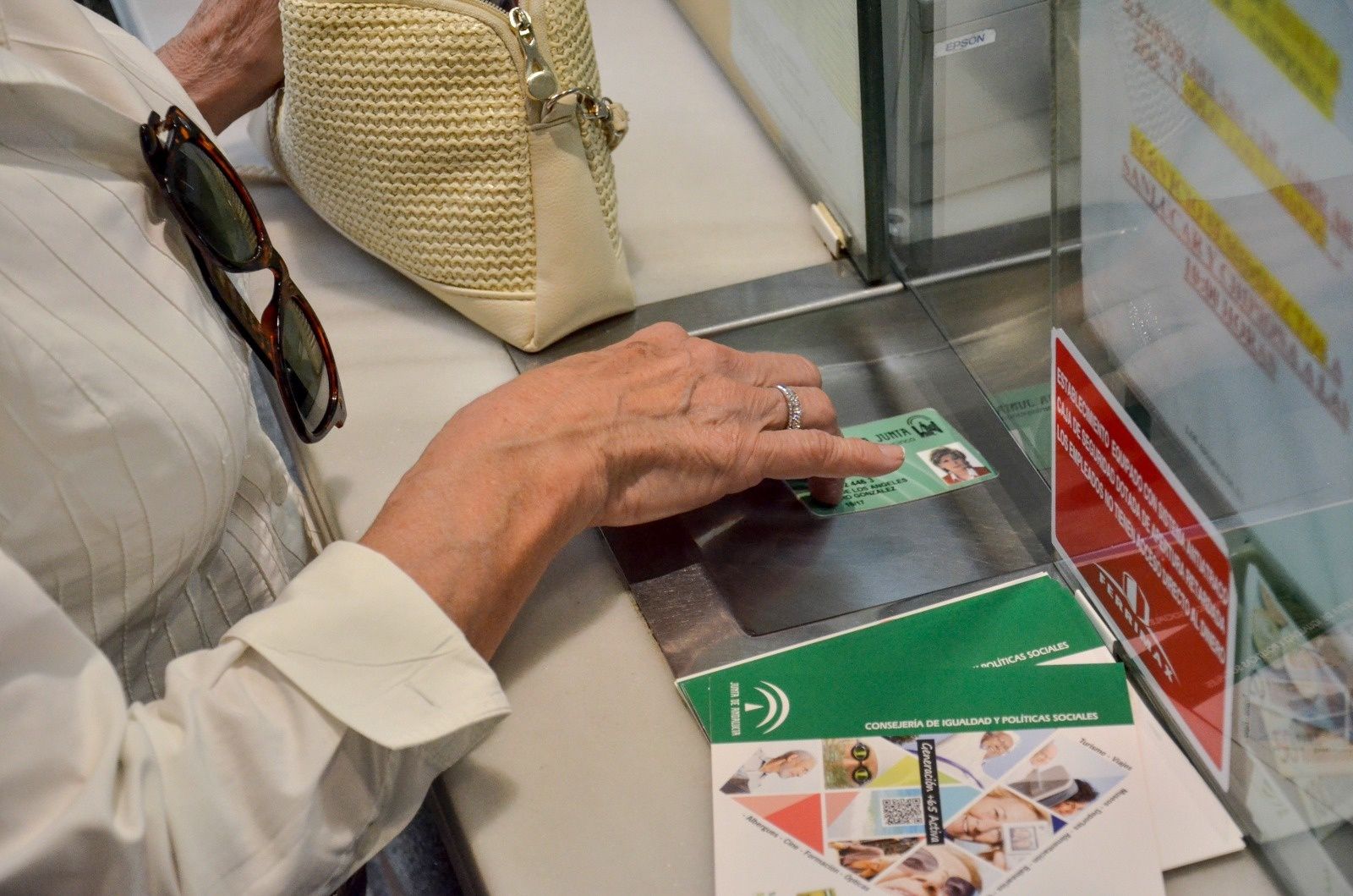 Tarjeta para mayores en Andalucía: cómo obtenerla y qué descuentos ofrece