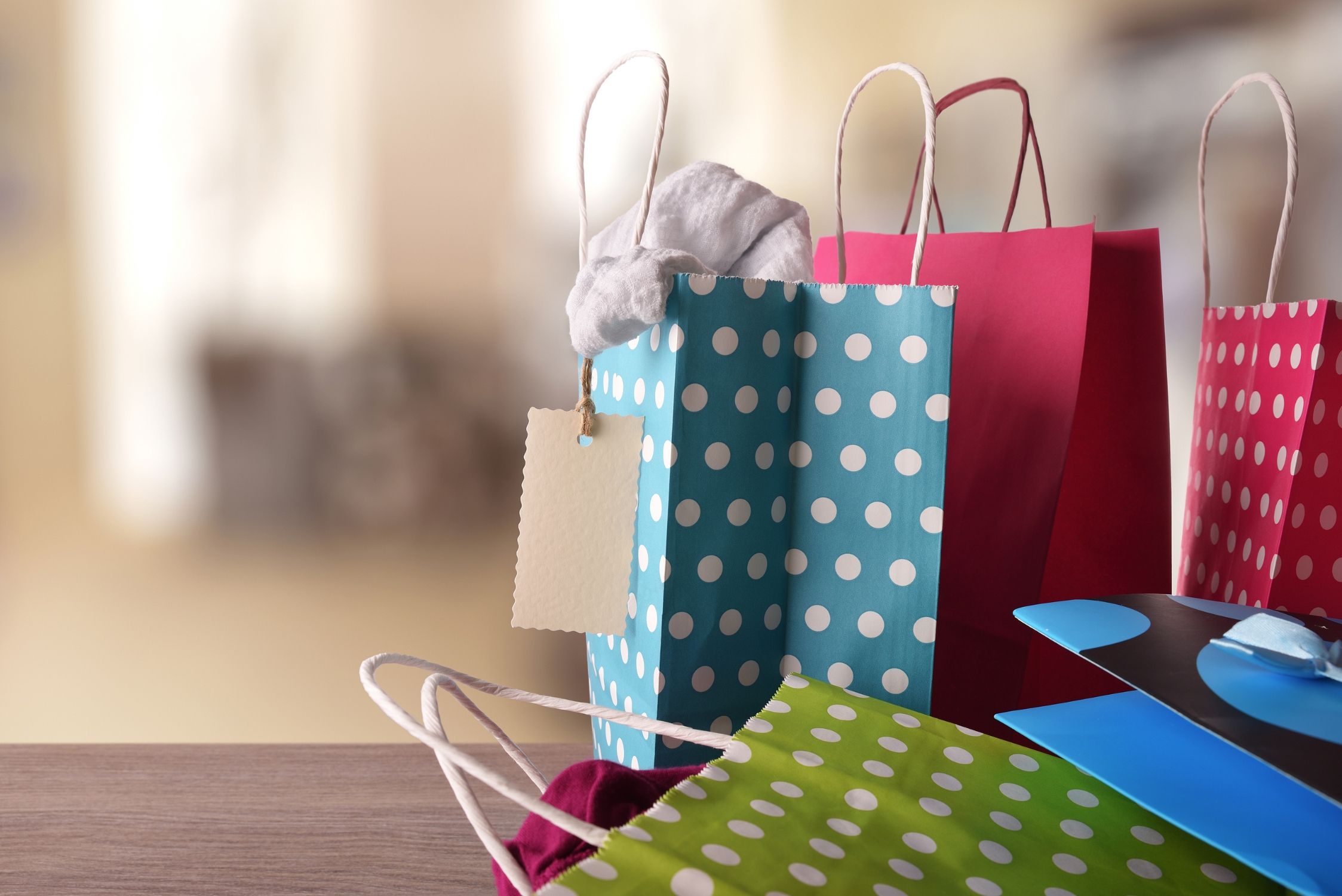 El truco viral para reutilizar las bolsas de regalo que tenemos por casa (Bigstock)