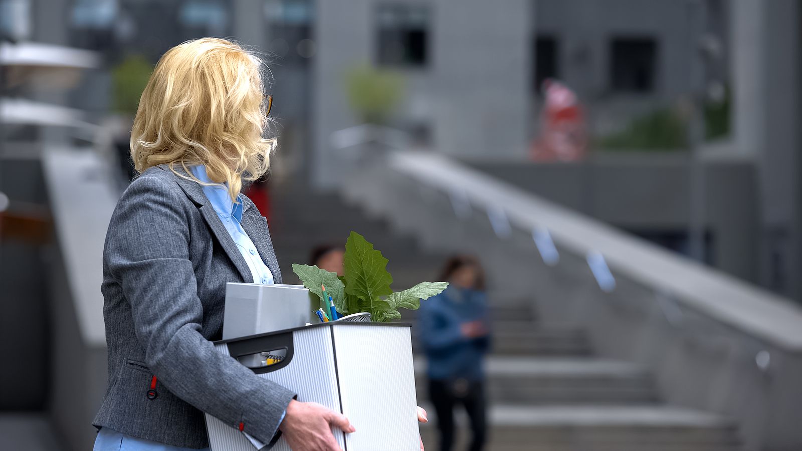 Una mujer de 65 años gana la batalla contra su empresa tras despedirla por no querer jubilarse