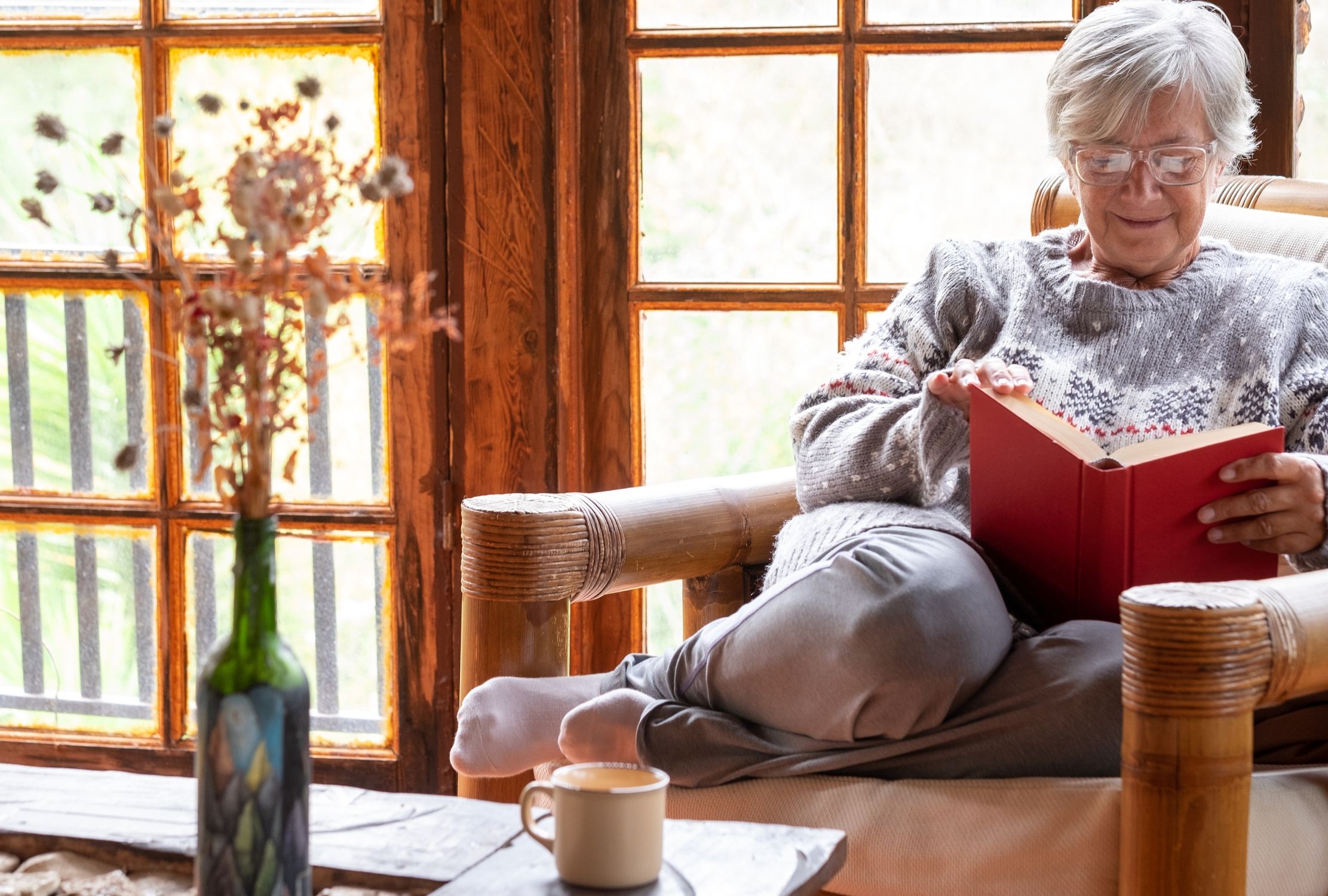 Las personas mayores de 65 años, en los que más ha aumentado el hábito de lectura (Bigstock)