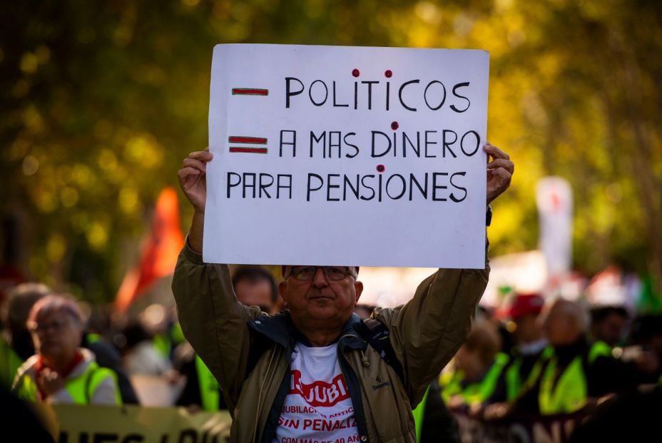 EuropaPress 6303338 hombre manifestacion pensiones publicas plaza neptuno puerta sol 26 octubre