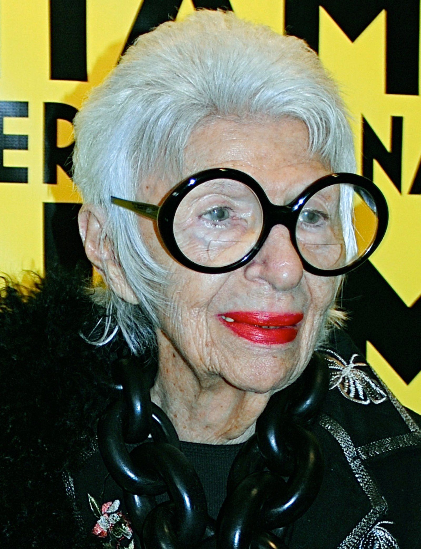 A subasta el histórico legado de la icónica Iris Apfel: gafas ovaladas, complementos, mobiliario...