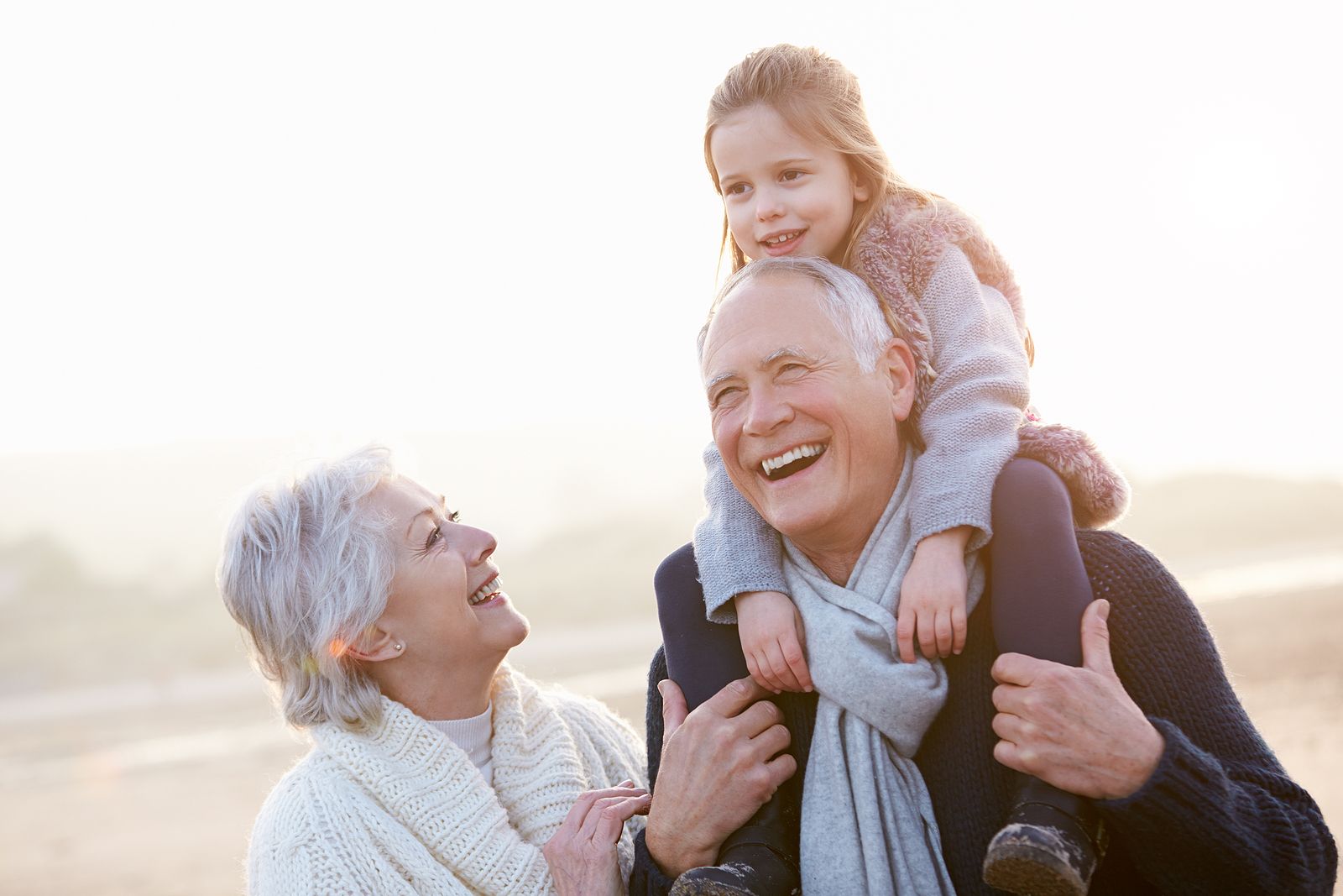 Tres de cada 10 abuelos cuidan a sus nietos varios días a la semana