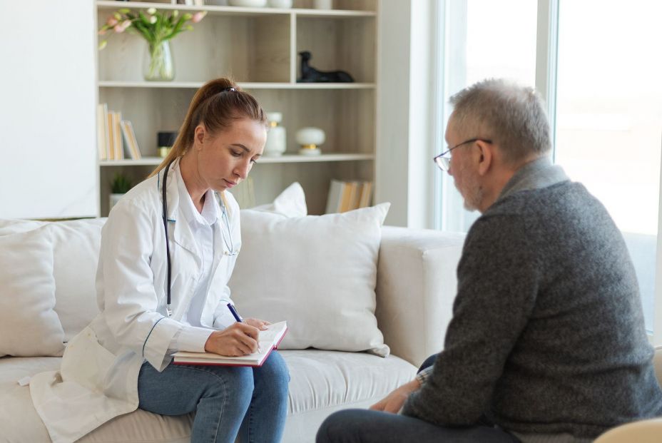 Una doctora aconsejando a un paciente mayor. Bigstock 