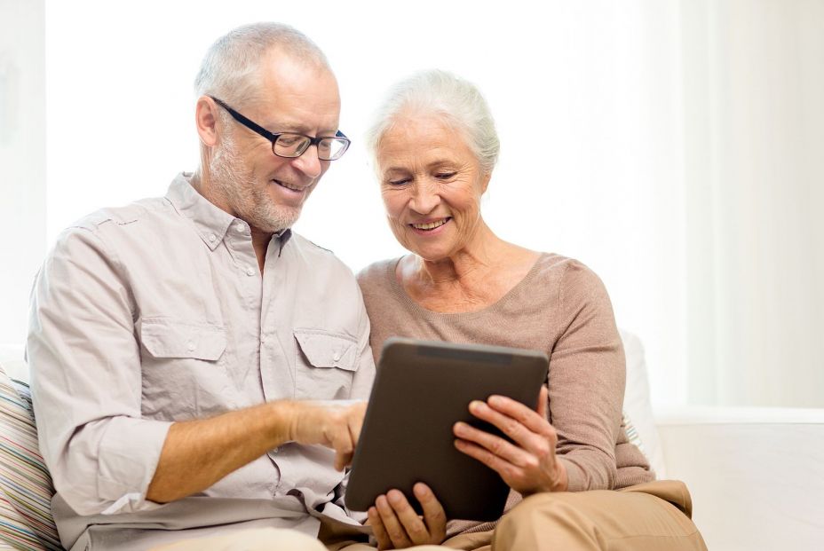 Una pareja usando la tecnología. Bigstock 