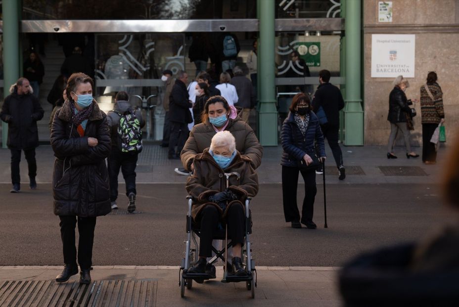 EuropaPress 5675281 varias personas mascarillas hospital clinic barcelona enero 2024 barcelona