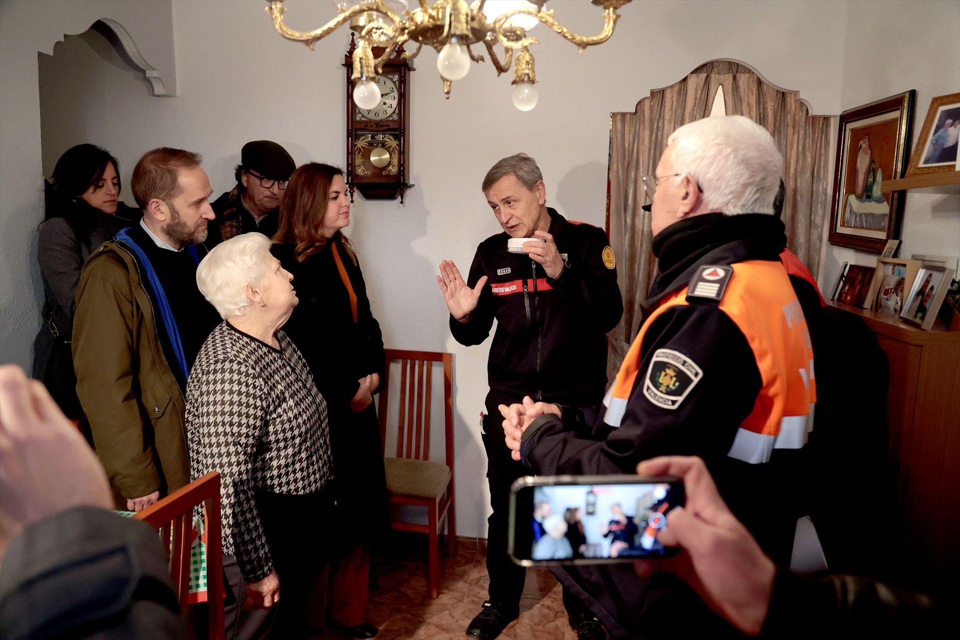 Los bomberos de Valencia instalarán 300 detectores de humo en hogares de mayores vulnerables