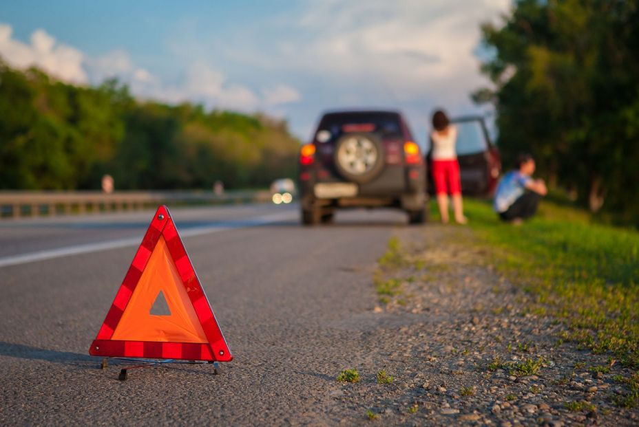 La DGT avisa qué vehículos deben utilizar la señal V-16 y los triángulos de emergencia