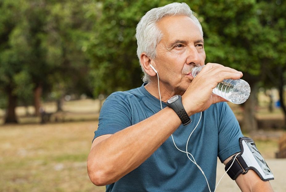 bigstock Fit thirsty senior man drinkin 260538337