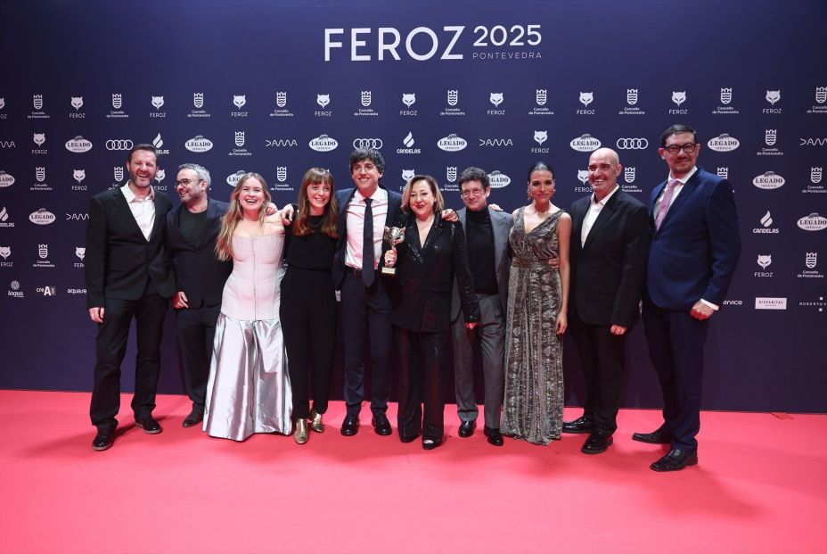 El equipo de 'Celeste' posa con el premio a Mejor serie de comedia, en la alfombra roja de los premiados en los Premios Feroz 2025. Fuente: Eduardo Parra / Europa Press