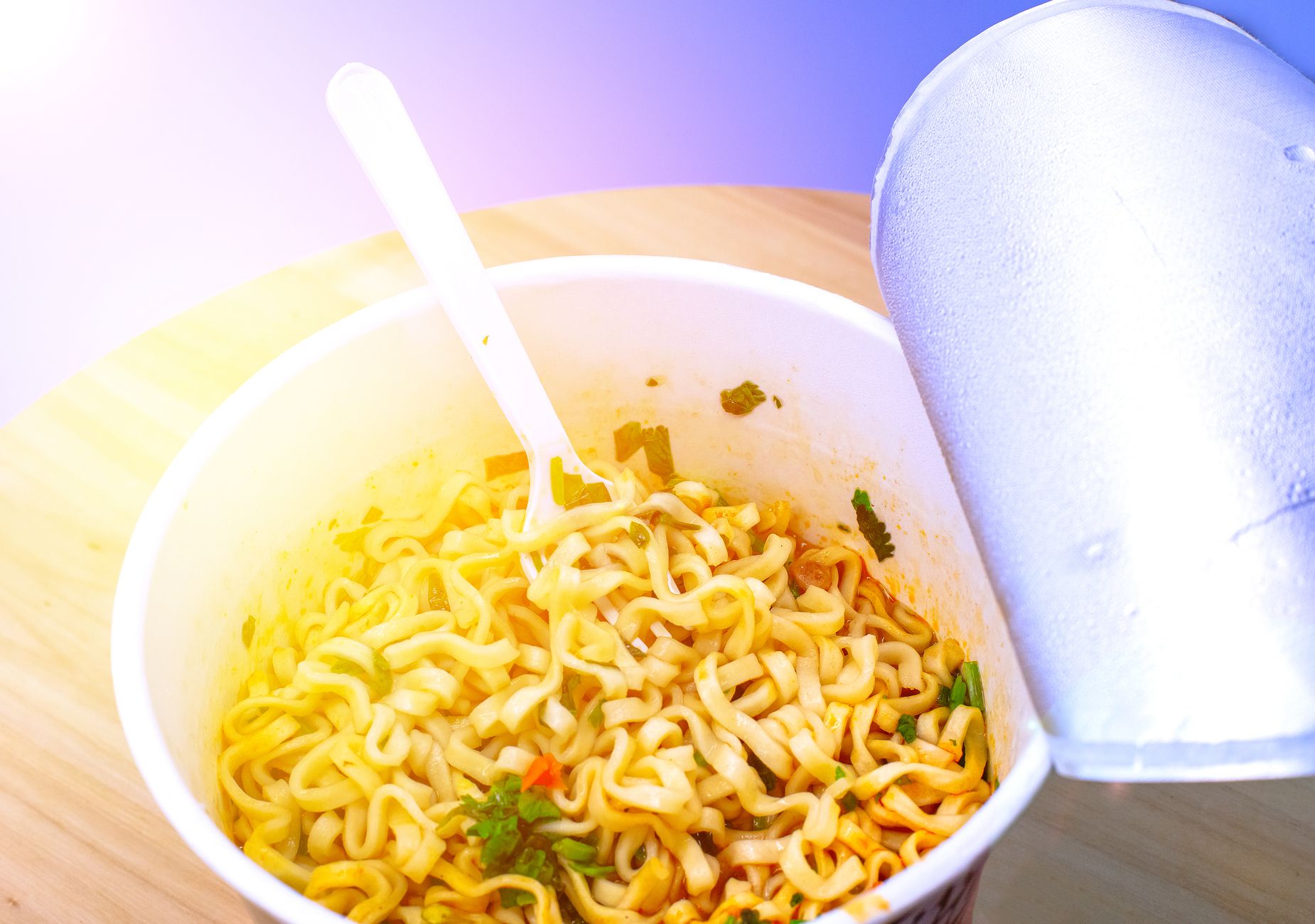 La OCU alerta sobre los noodles instantáneos y solo salva a tres de ellos