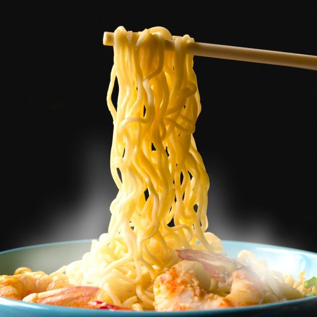 Plato de fideos orientales instantáneos. Fuente: Bigstock