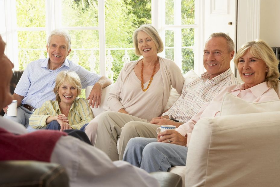 Un grupo de amigos reunidos en casa. Bigstock