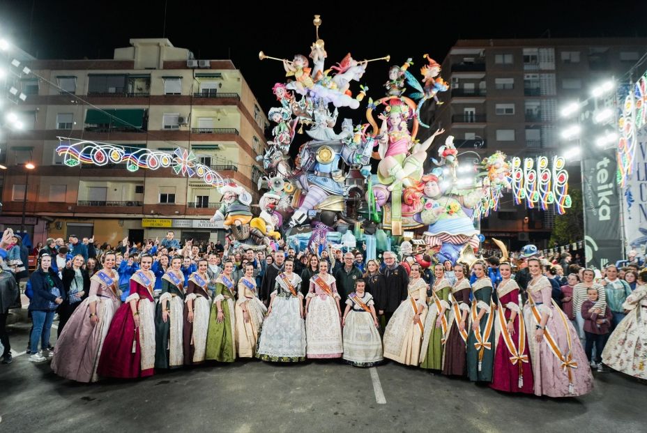 Las falleras mayores de L'Antiga de Campanar y autoridades posan junto a la falla que ganadora de la Sección Especial de las Fallas 2024. Fuente: Jorge Gil / Europa Press