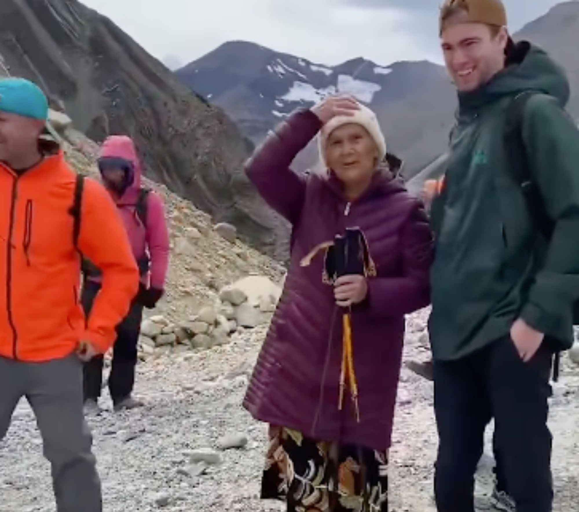 VÍDEO: Una mujer de 81 años cumple su sueño y sube a las Torres del Paine tras caminar 10 horas (Instagram)