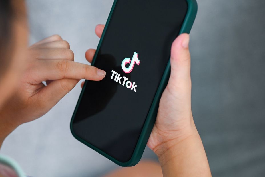 Miedo en X e ira en TikTok: los patrones emocionales de la desinformación sobre la dana en redes (Bigstock)