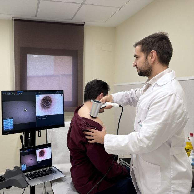 Luis Ortega Berbel, dermatólogo del Hospital Quirónsalud Infanta Luisa, con un videodermatoscopio de última generación para detección temprana del cáncer de piel. Fuente: Quirónsalud Infanta Luisa