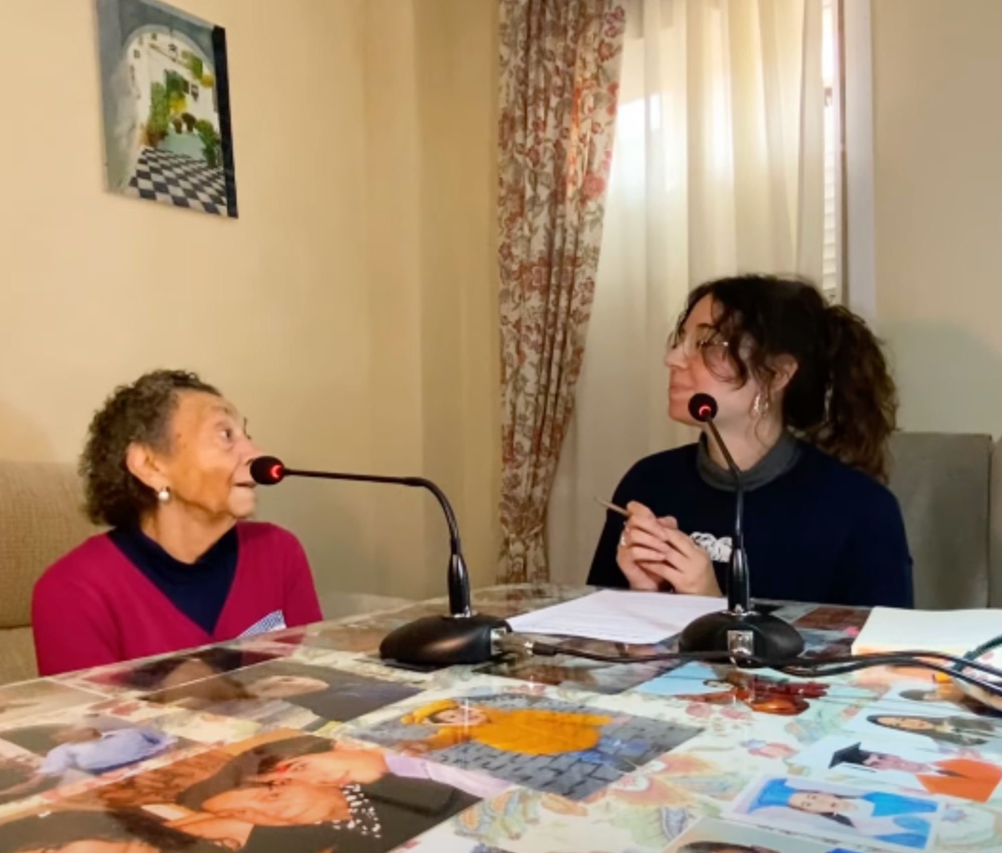 Convierte a su abuela en la protagonista de un pódcast (YouTube)