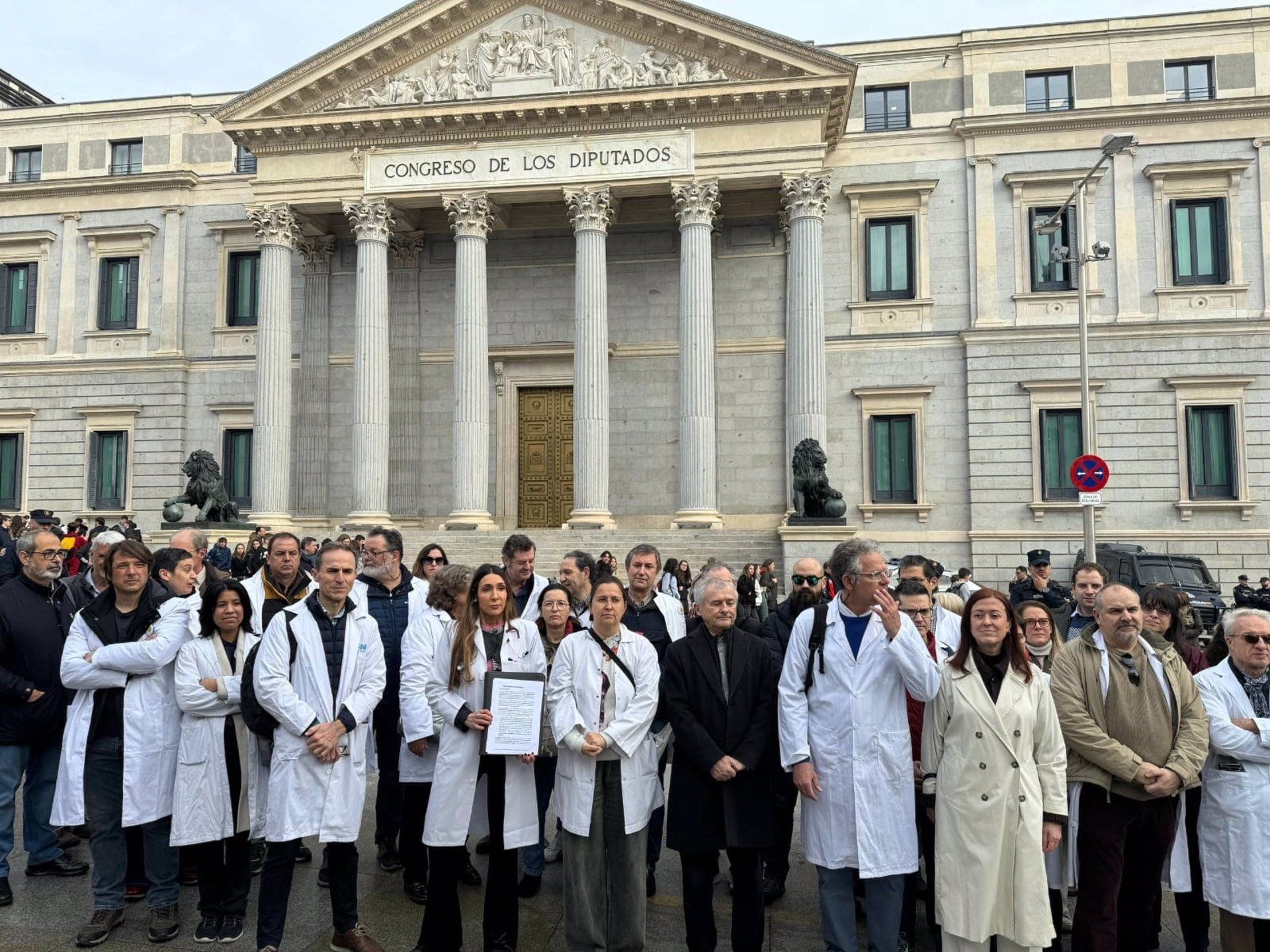 Médicos advierten: habrá 80.000 jubilaciones hasta 2028 y sigue la fuga de profesionales a Europa