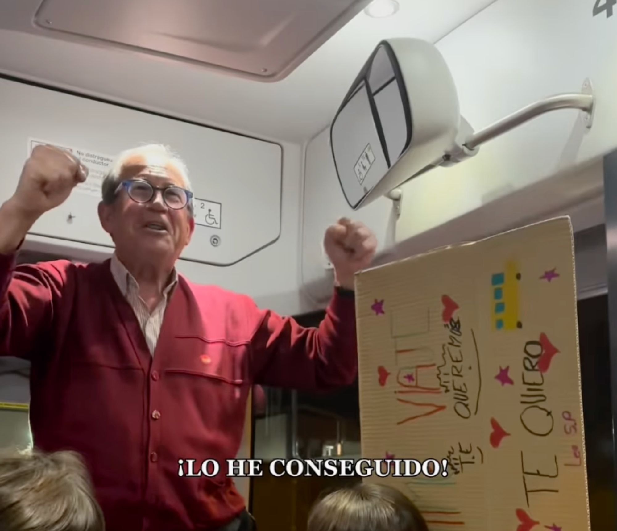 VÍDEO: Sorprende a su padre en su último día como conductor de autobuses (Instagram)