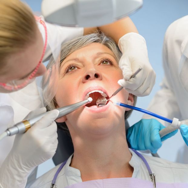 Mujer en una revisión dental. Fuente: Bigstock