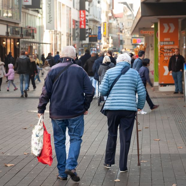 Dos personas mayores caminando por la ciudad alemana de Dortmund. Fuente: Bigstock