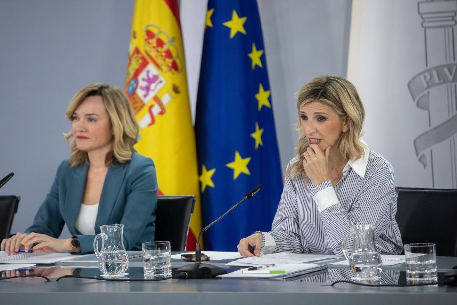 La ministra Portavoz, de Educación, Formación Profesional y Deportes, Pilar Alegría y la vicepresidenta segunda y ministra de Trabajo y Economía Social, Yolanda Díaz