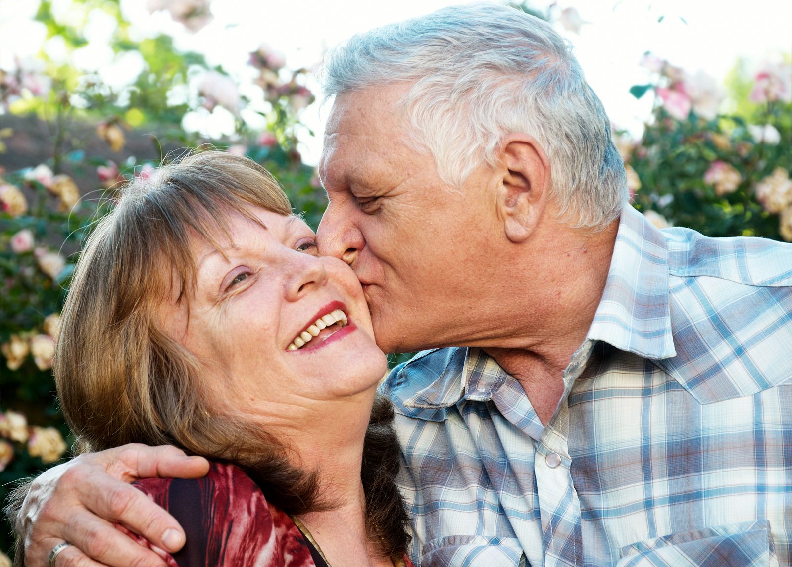 Las generaciones más cariñosas de España: los baby boomers, los más besucones