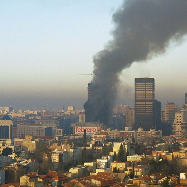 La torre Windsor ardiendo la mañana del 13 de febrero de 2005. Fuente: Wikimedia Commons