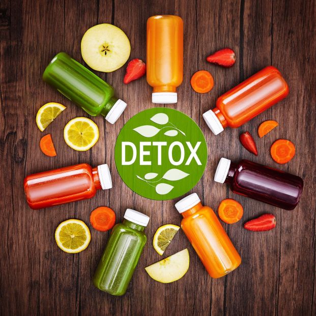 Varios zumos de frutas y verduras de una dieta 'detox'. Fuente: Bigstock