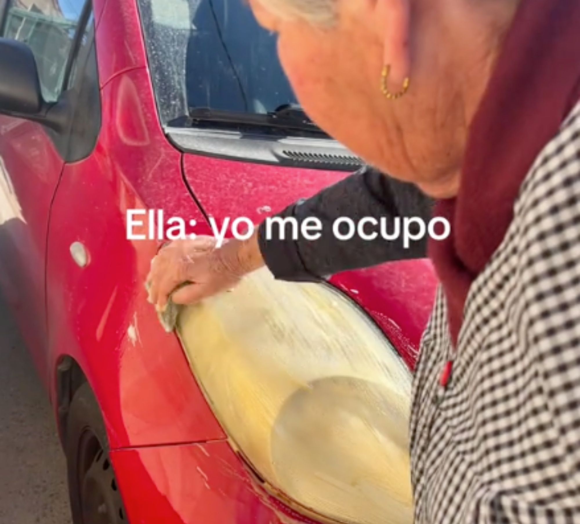 VÍDEO: Ayuda a su nieta a pasar la ITV de su coche y se hace viral (TikTok)