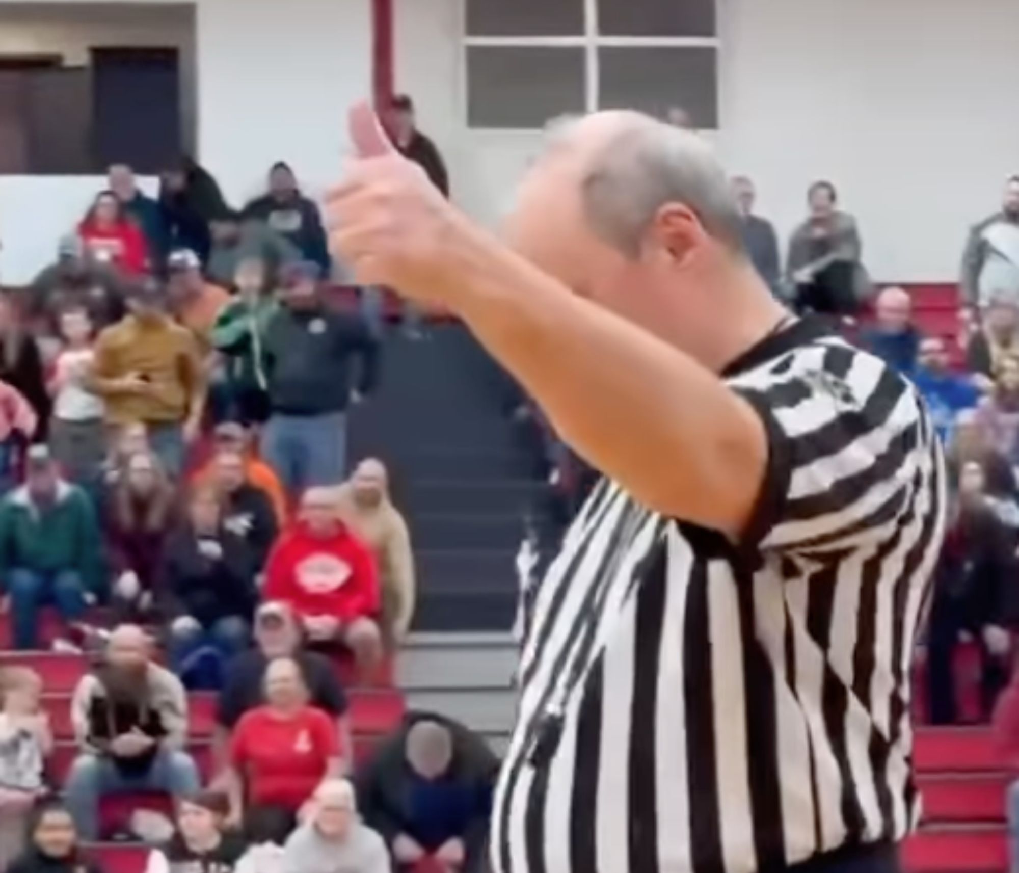 VÍDEO: El emotivo homenaje a un árbitro de baloncesto en su último partido después de 51 años (Instagram)