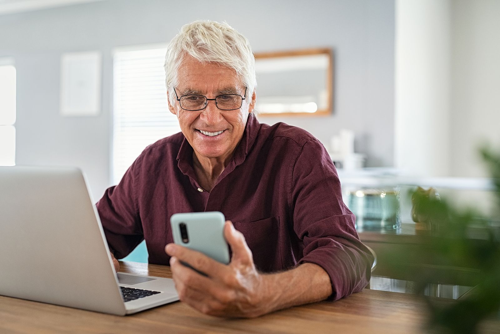 Descubre por qué trabajar a los 65 puede ser la clave para tu felicidad