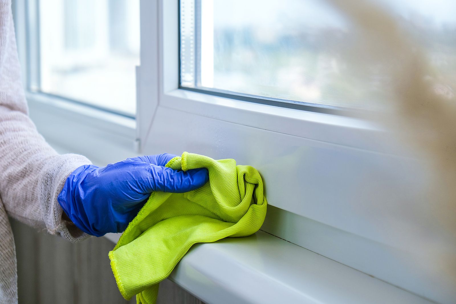 ¡Adiós a la suciedad! El truco viral para limpiar tus ventanas correderas