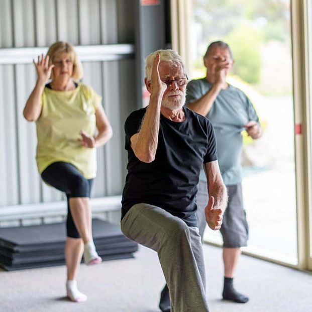 Tres personas realizando el ejercicio de equilibrio. Fuente: MedicineNet