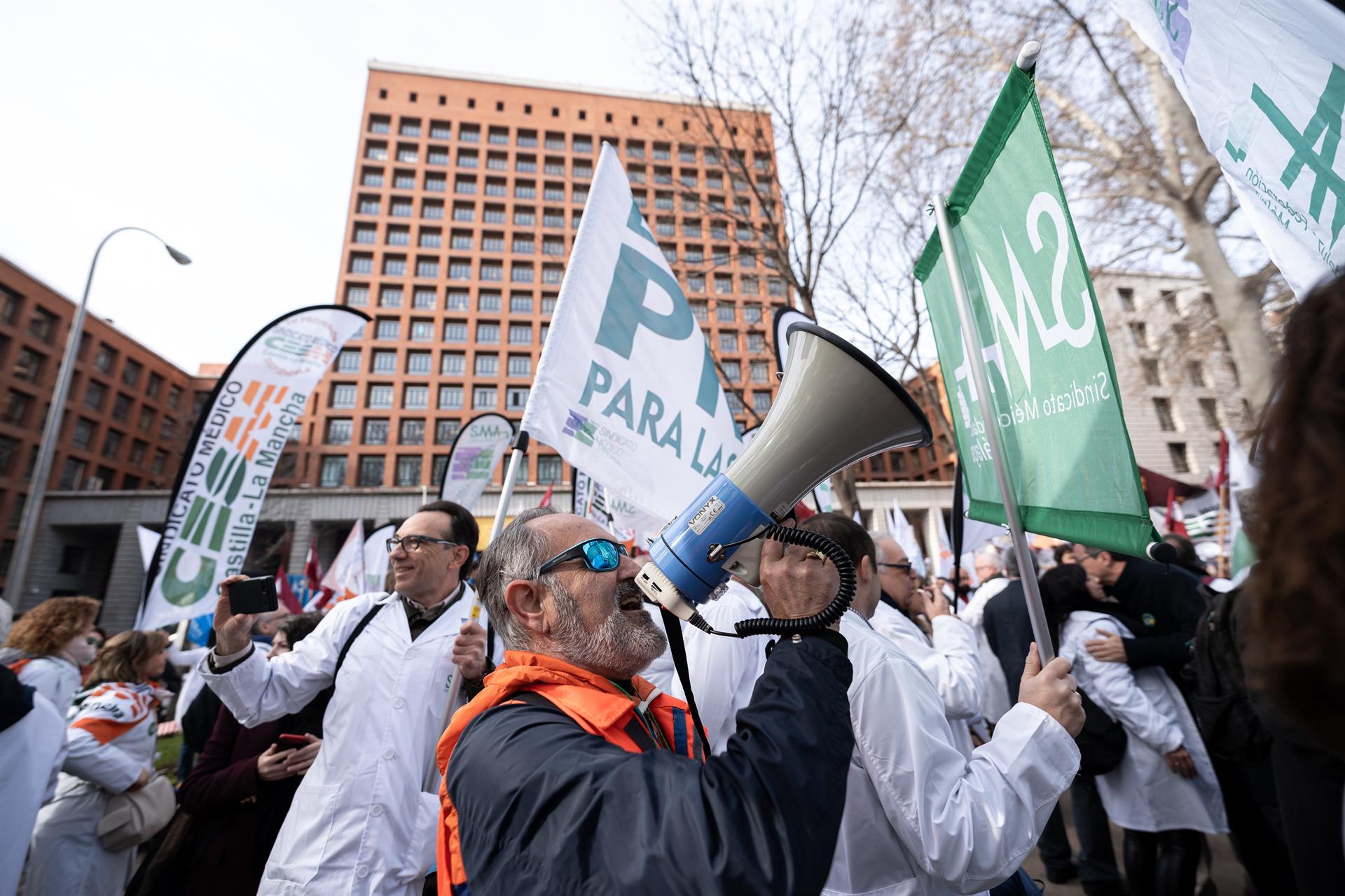 Médicos de toda España se concentran frente a Sanidad para exigir un Estatuto Marco específico