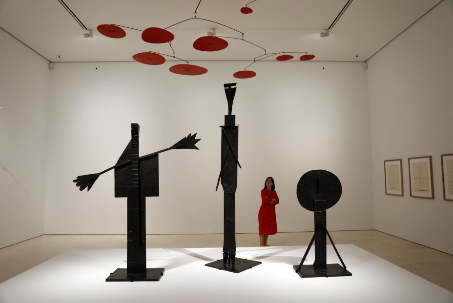 EuropaPress 2386764 Varios personas contemplan la nueva exposición de 'Calder Picasso' en el Museo Picasso de la capital