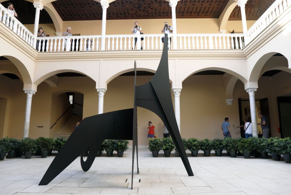 EuropaPress 2386758 Varios personas contemplan la nueva exposición de 'Calder Picasso' en el Museo Picasso de la capital