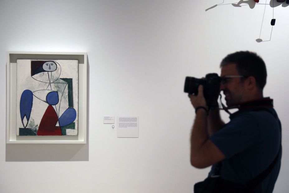 EuropaPress 2386766 Varios personas contemplan la nueva exposición de 'Calder Picasso' en el Museo Picasso de la capital